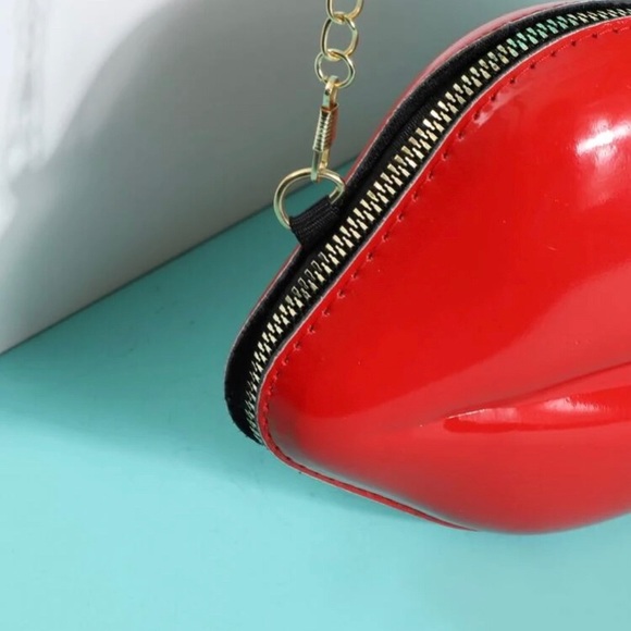 Red Lip-shaped Crossbody Purse - Picture 3 of 4